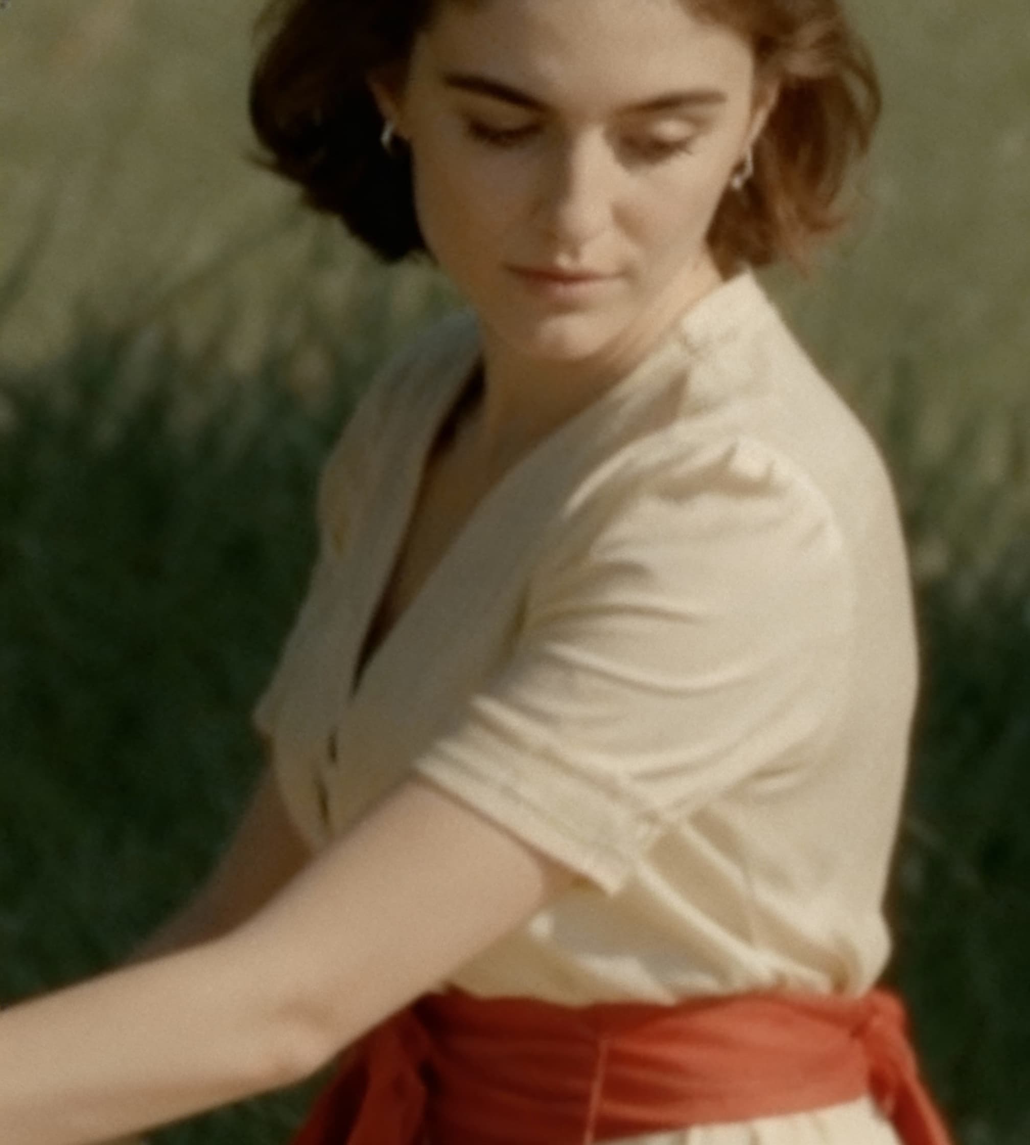 La imagen madre: mujer en un campo al atardecer con textura cinematográfica